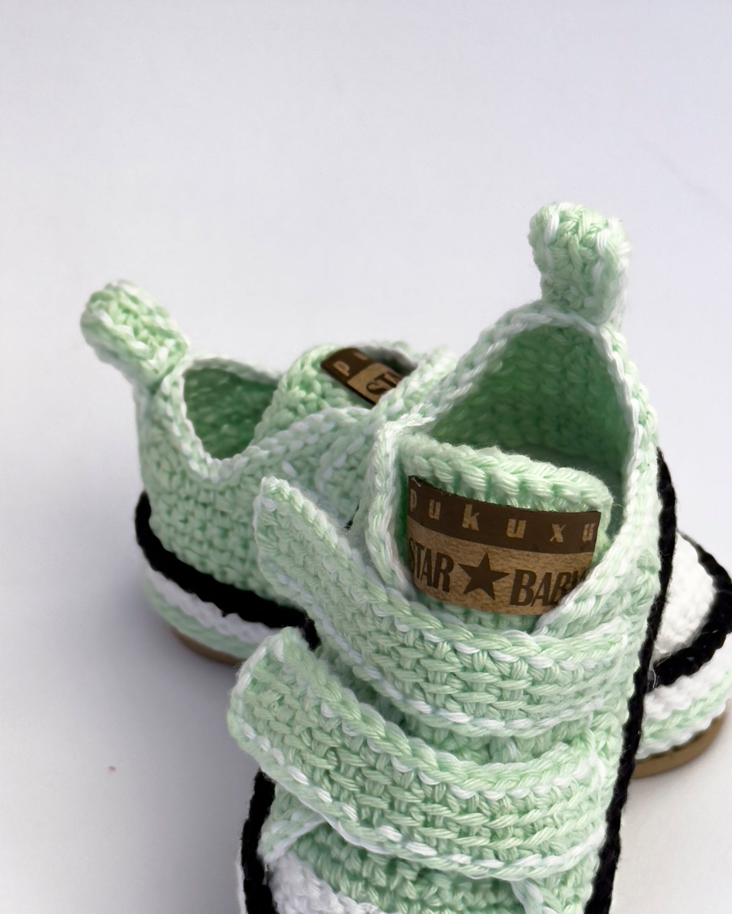 Pukuxu Little Hug – Sapatinho de Croché para Bebé